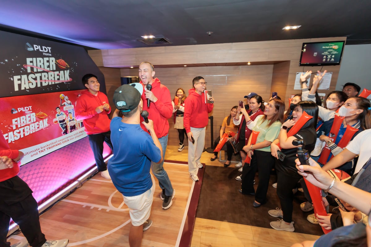 Fan fair: PBA greats Rico Maierhofer and Ryan Araña, with host Mikee Reyes, at the meet-and-greet for fans and PLDT Home subscribers right inside the PLDT Store in SM Megamall.